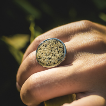 Photo de la Bague Agavé confectionnée à Mayotte en Acier inoxidable et en sable des îles Choazil qui sont deux îlots de Mayotte.