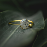 Photo du Bracelet Glaucé confectionné à Mayotte en acier inoxydable et en sable de la plage de Moya.