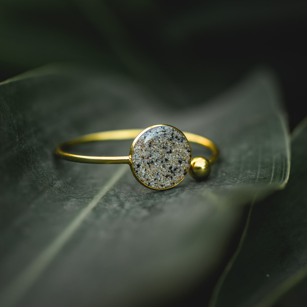 Mayotte - Bracelet Glaucé de Moya Photo du Bracelet Glaucé confectionné à Mayotte en acier inoxydable et en sable de la plage de Moya.