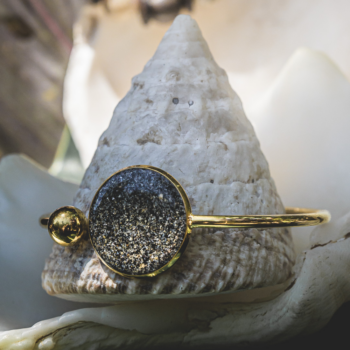 Photo du Bracelet Éphyra confectionné à Mayotte en acier inoxidable ainsi qu'avec le sable des îles Choazil ce sont deux îlots de Mayotte.