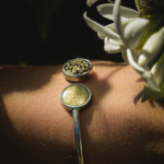 Photo du Bracelet Amathée confectionné à Mayotte en Acier inoxydable et en sable de la Passe en S ainsi que de Mtsamboro