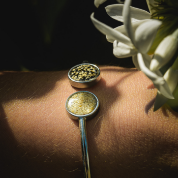 Photo du Bracelet Amathée confectionné à Mayotte en Acier inoxydable et en sable de la Passe en S ainsi que de Mtsamboro